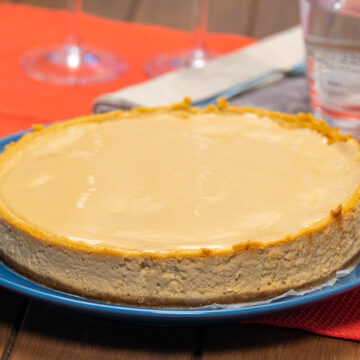 Cheesecake de doce de leite pronta para servir.