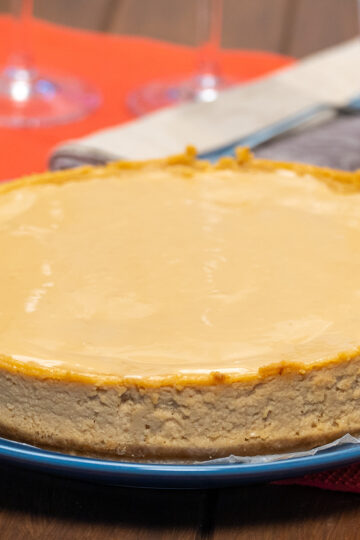 Cheesecake de doce de leite pronta para servir.