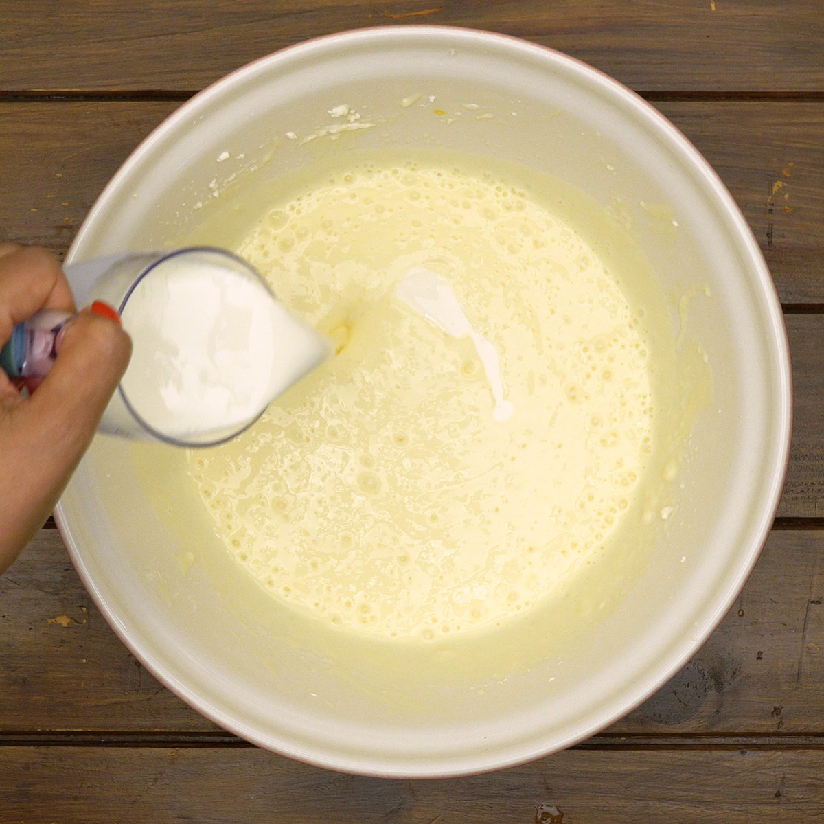 Ingredientes do recheio da cheesecake sendo misturados.