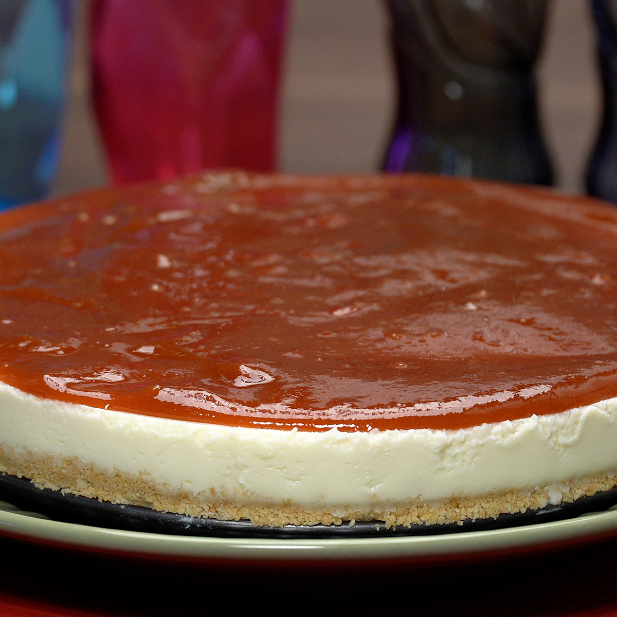 Cheesecake Romeu e Julieta finalizado com cobertura brilhante de goiabada.