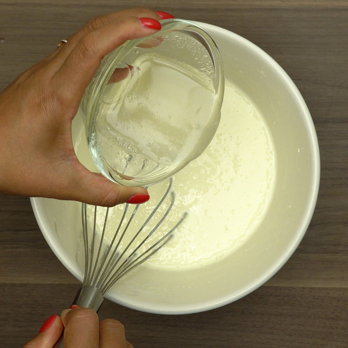 Gelatina sem sabor sendo incorporada ao recheio do cheesecake.