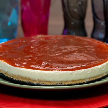 Cheesecake Romeu e Julieta pronto para ser servido.