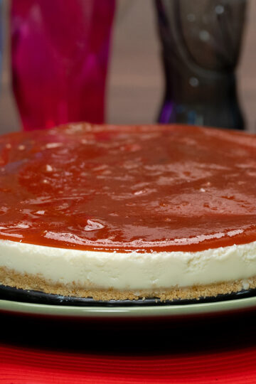 Cheesecake Romeu e Julieta pronto para ser servido.