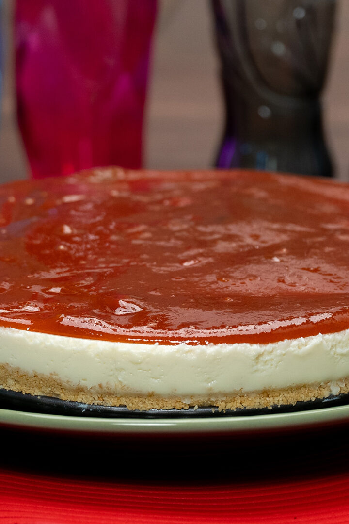 Cheesecake Romeu e Julieta pronto para ser servido.
