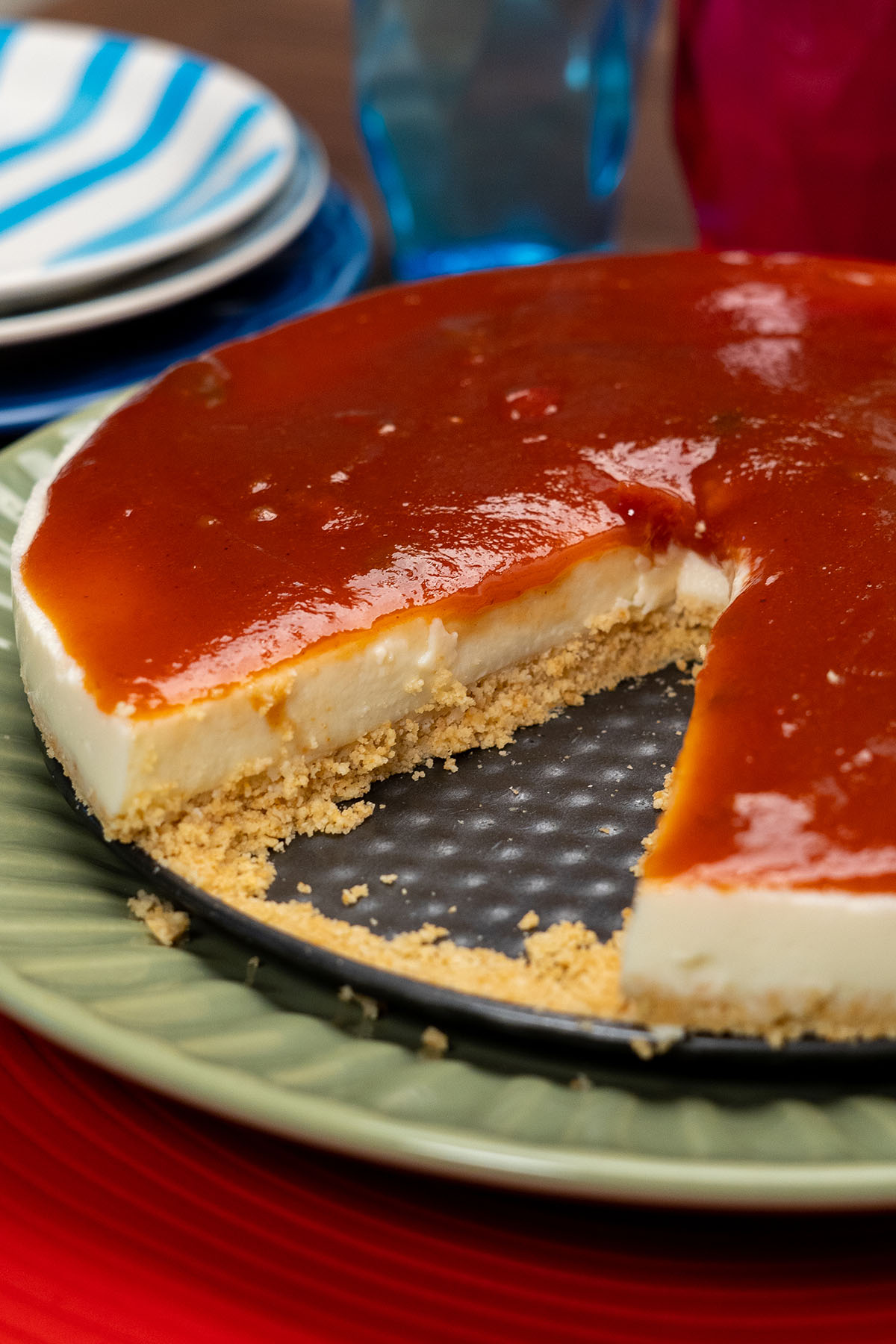Cheesecake Romeu e Julieta sendo servida em fatia.
