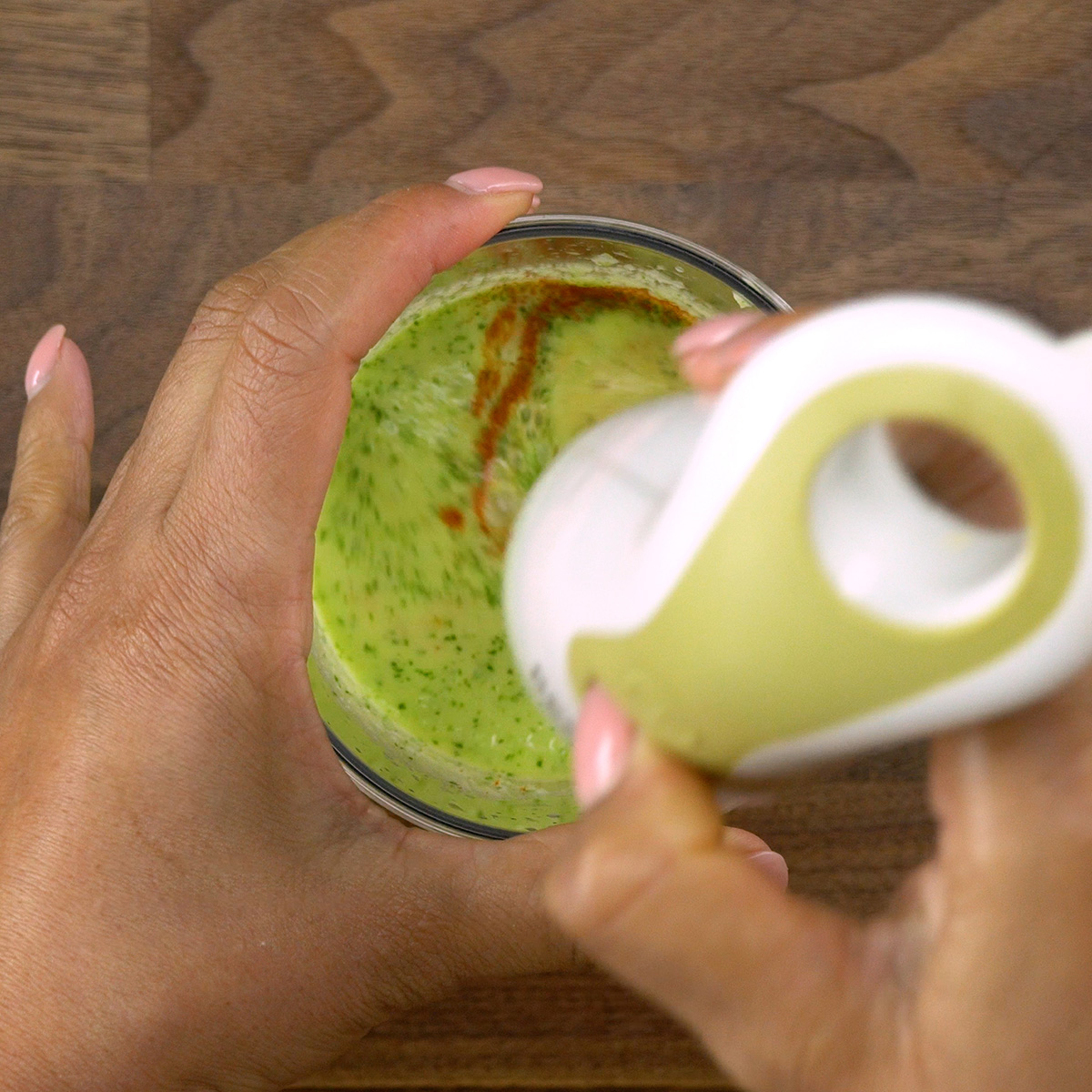 Marinada cremosa com páprica sendo preparada para costelinha de porco assada.
