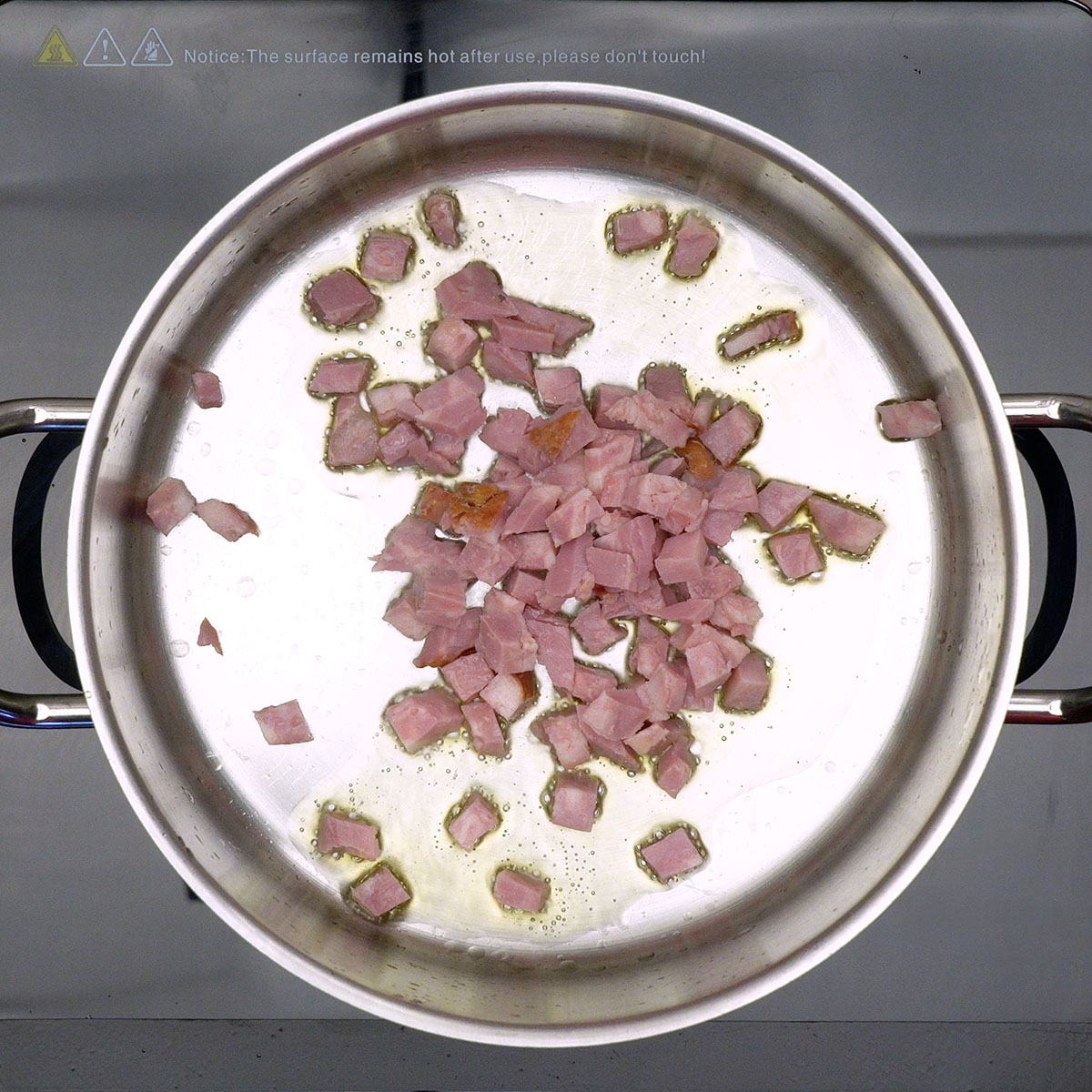 Bacon dourando na panela para preparar creme de alho-poró com batatas.