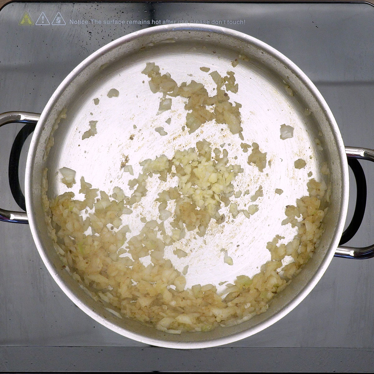 Cebola e alho refogando para creme de alho-poró cremoso.