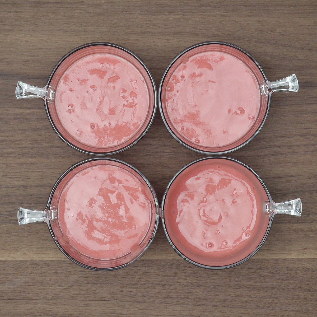 Tacinhas com danoninho de inhame sendo levadas à geladeira para firmar.