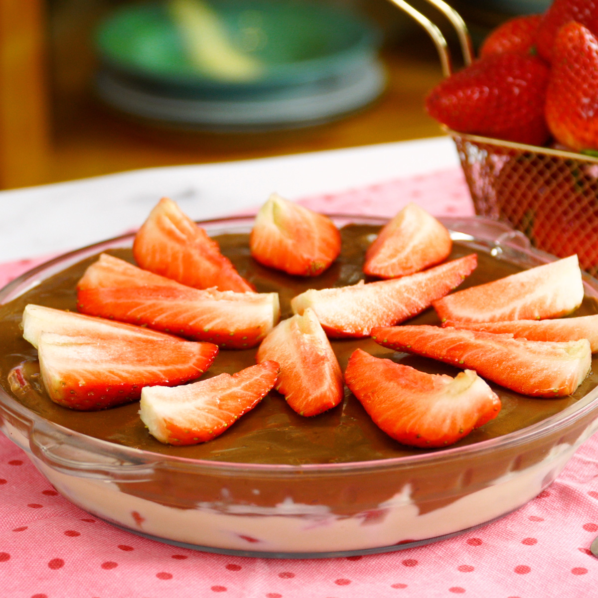 Delícia de morango com ganache pronta e decorada com morangos frescos.