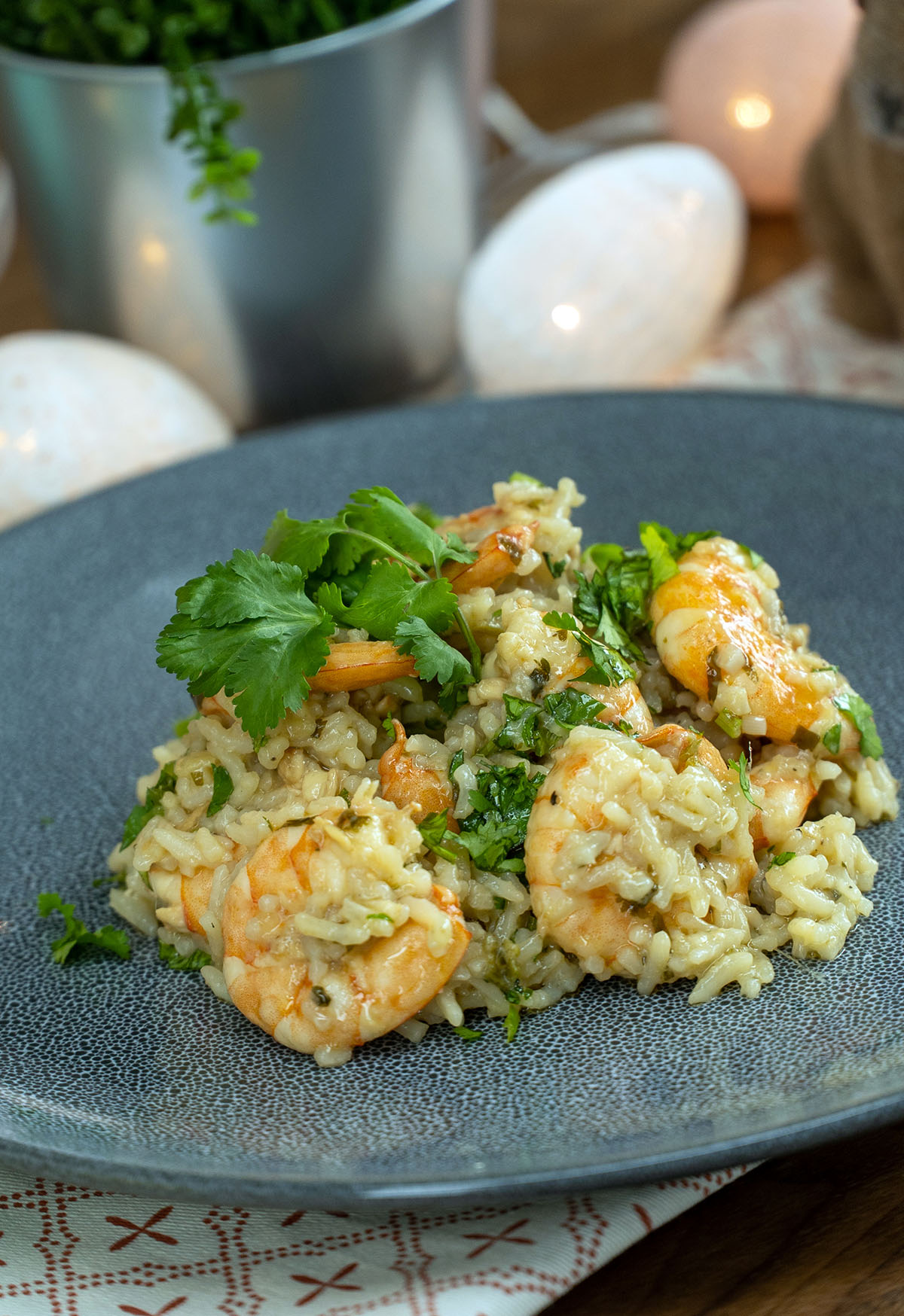 Empratamento arroz de camarão com leite de coco finalizado com coentro.