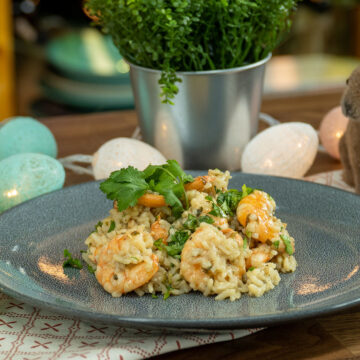 Empratamento arroz de camarão com leite de coco finalizado com coentro.