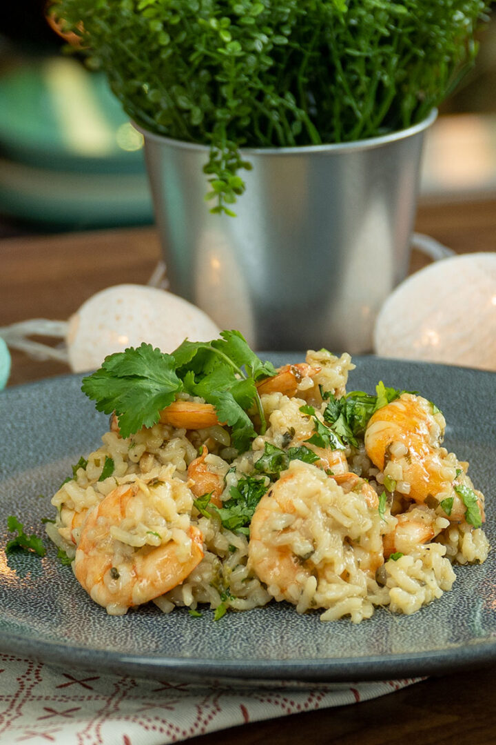 Empratamento arroz de camarão com leite de coco finalizado com coentro.