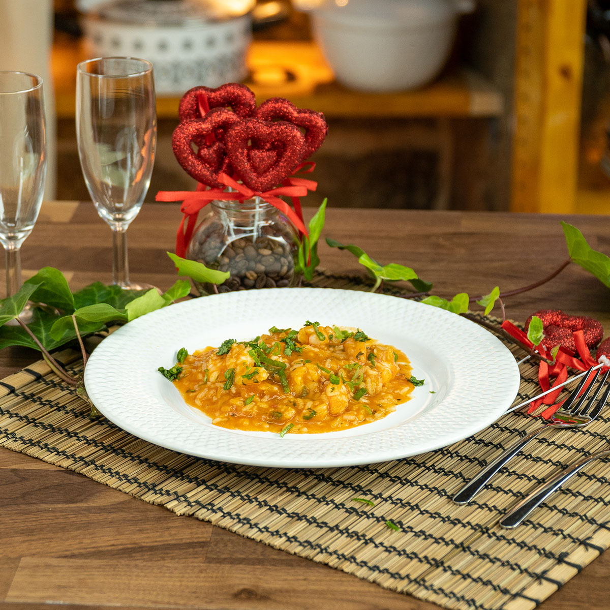 Empratamento arroz de camarão finalizado com coentro por cima.
