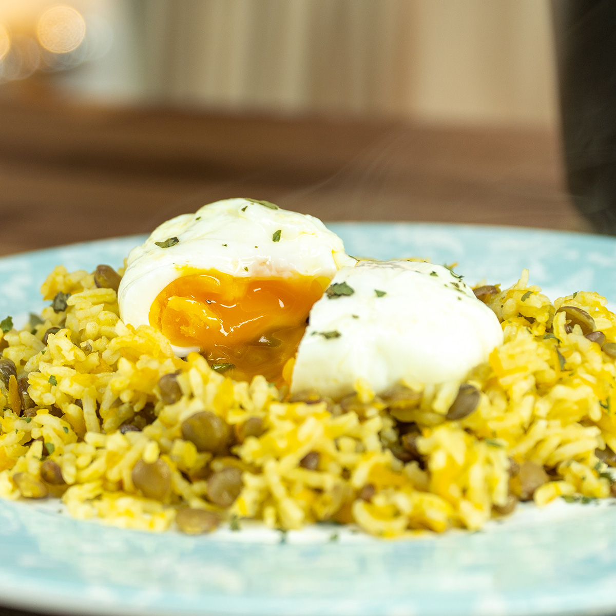 Prato de arroz de lentilhas servido com ovo poché com salsa de decoração.