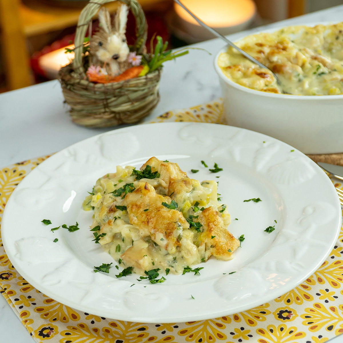 Empratamento bacalhau gratinado com alho-poró com salsa fresca finalizado.