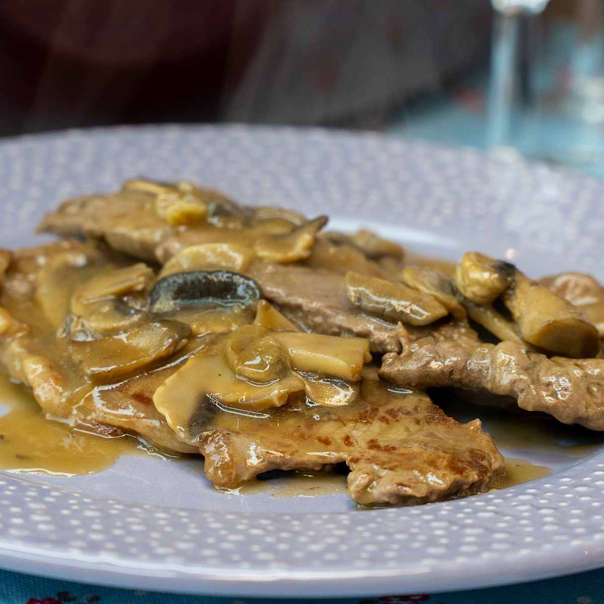Empratamento bifes ao molho madeira pronto.