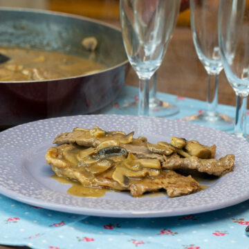 Empratamento bifes ao molho madeira pronto.