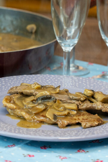 Empratamento bifes ao molho madeira pronto.