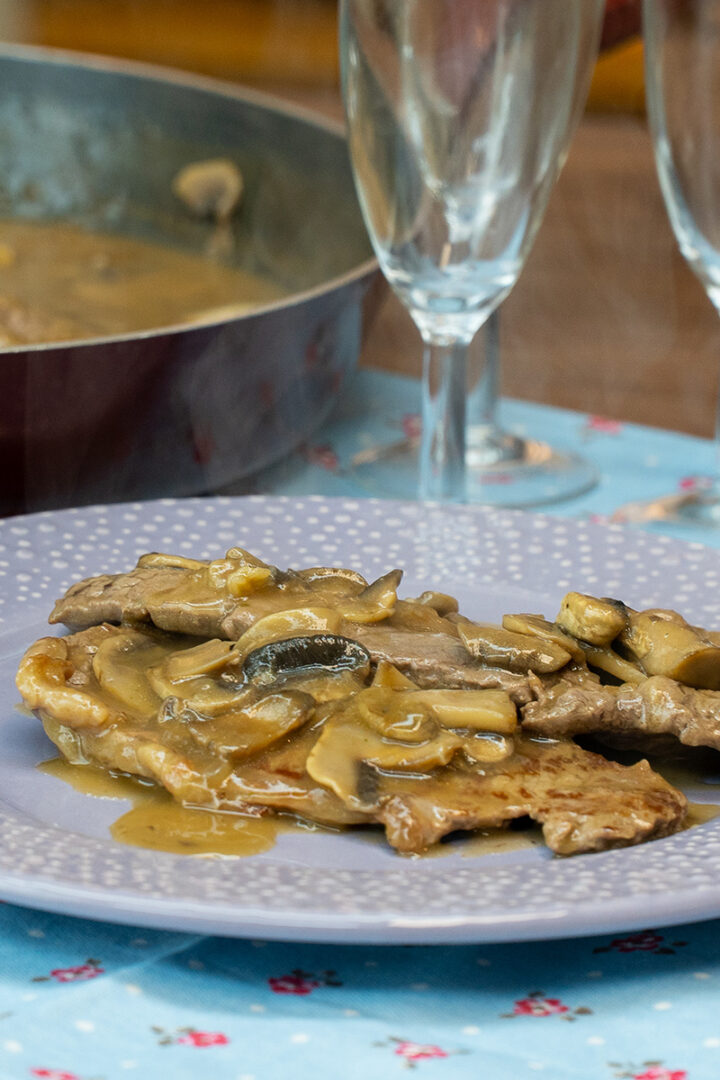Empratamento bifes ao molho madeira pronto.
