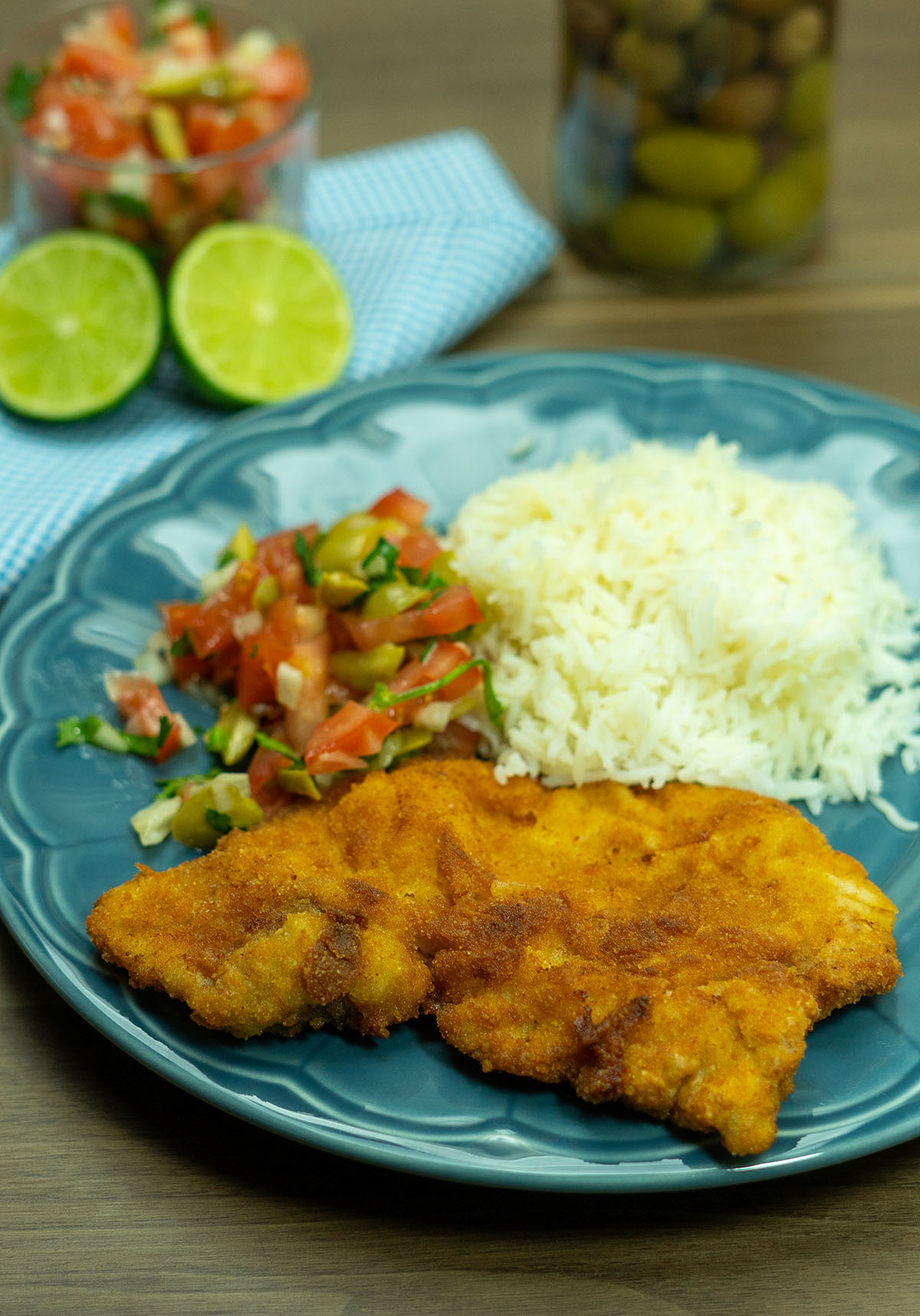 Empratamento bifes de porco panados crocantes com arroz e salada de acompanhamento.
