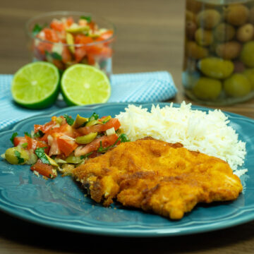 Empratamento bifes de porco panados crocantes com arroz e salada de acompanhamento.