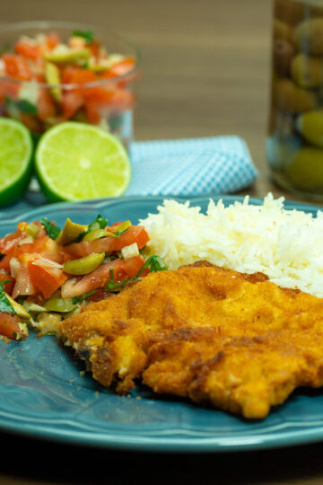 Empratamento bifes de porco panados crocantes com arroz e salada de acompanhamento.
