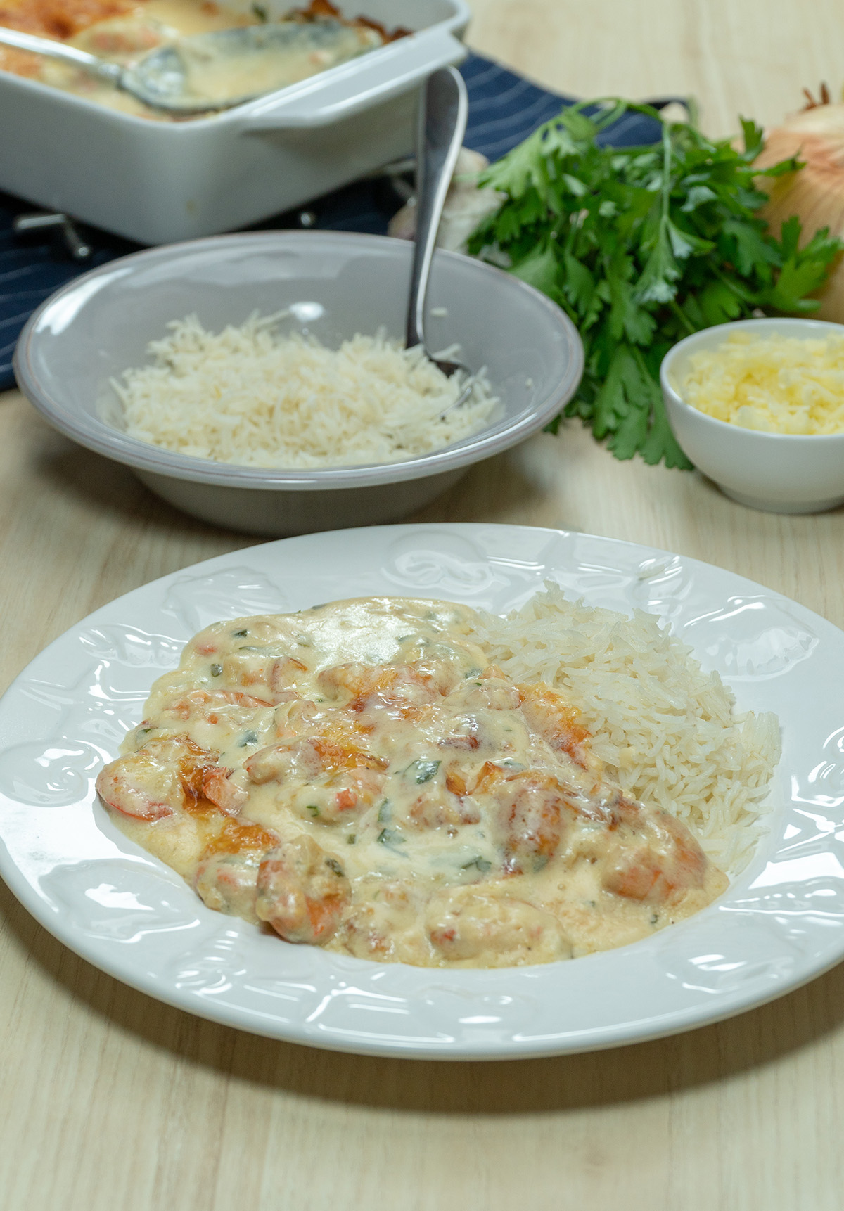 Empratamento camarão gratinado com arroz de acompanhamento.