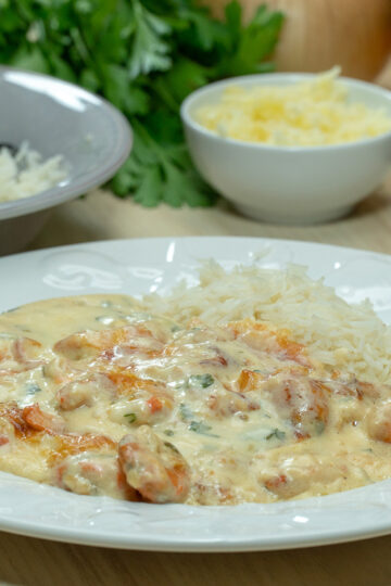 Empratamento camarão gratinado com arroz de acompanhamento.