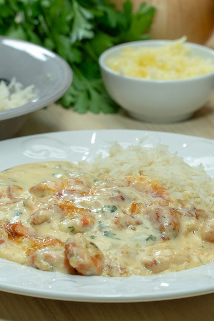 Empratamento camarão gratinado com arroz de acompanhamento.
