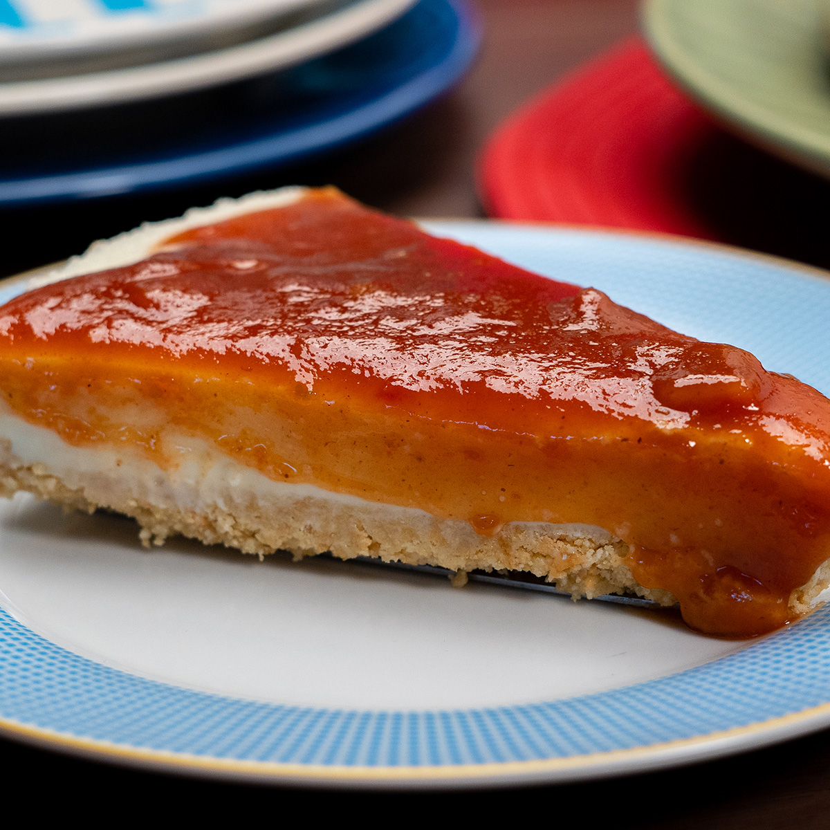 Empratamento cheesecake Romeu e Julieta servido em fatia.