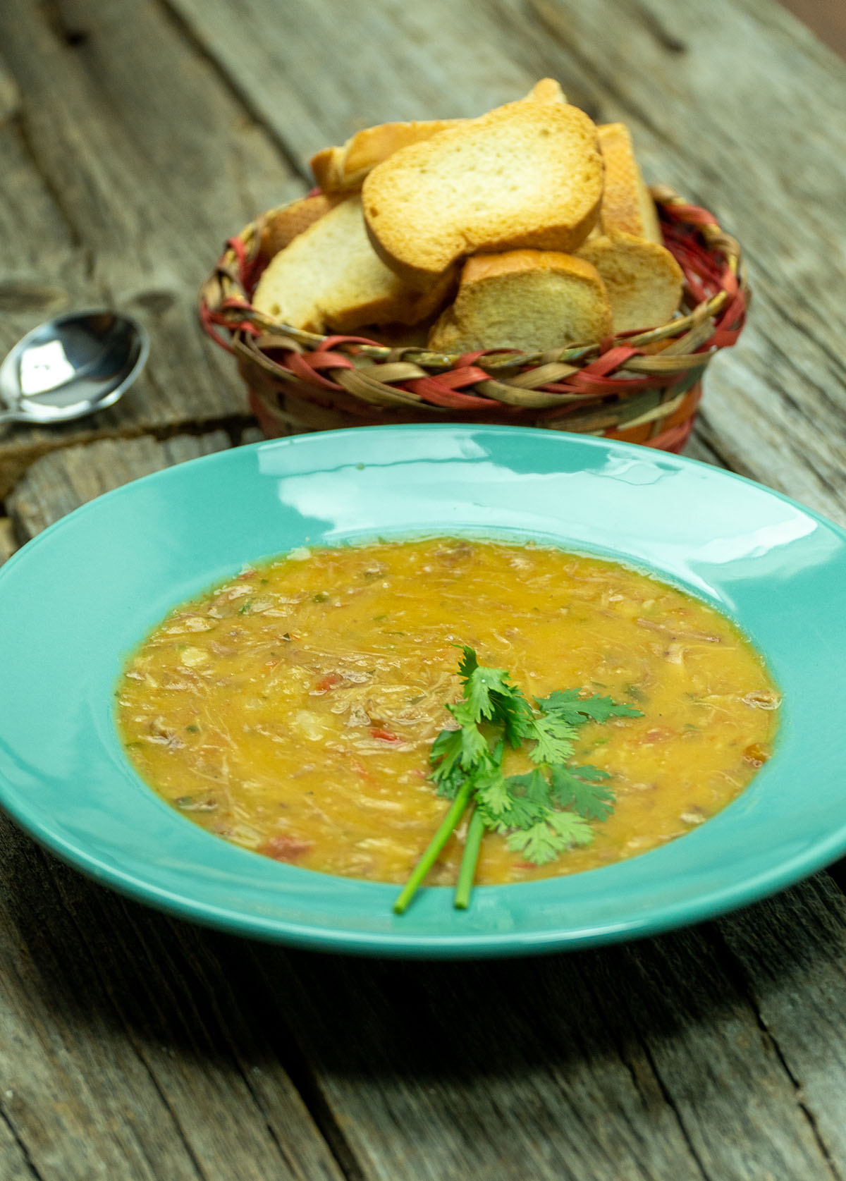 Empratamento mandioca com costela com salsa de decoração.