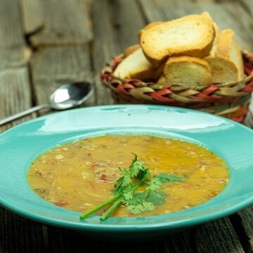 Empratamento mandioca com costela com salsa de decoração.