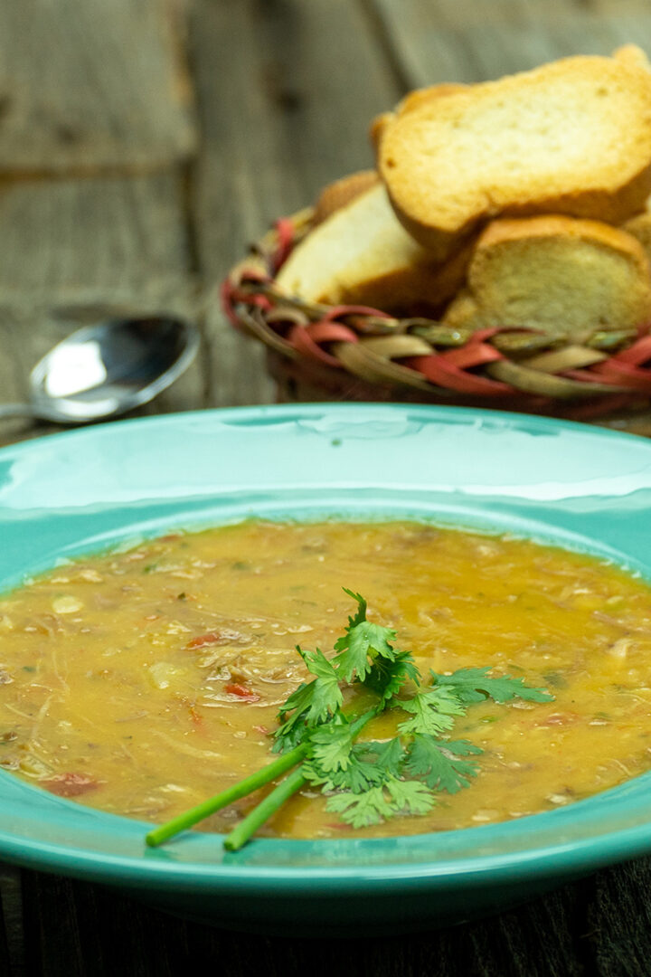 Empratamento mandioca com costela com salsa de decoração.