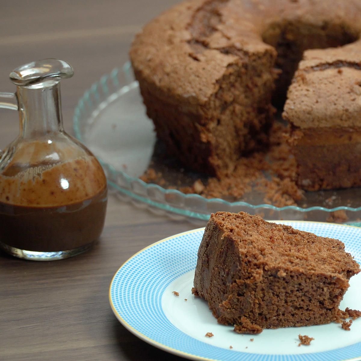 Fatia de bolo de chocolate sendo servida no prato.