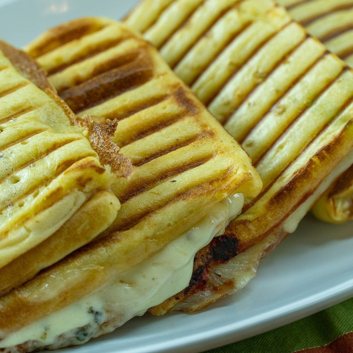 Empratamento lanche de liquidificador com presunto e queijo.