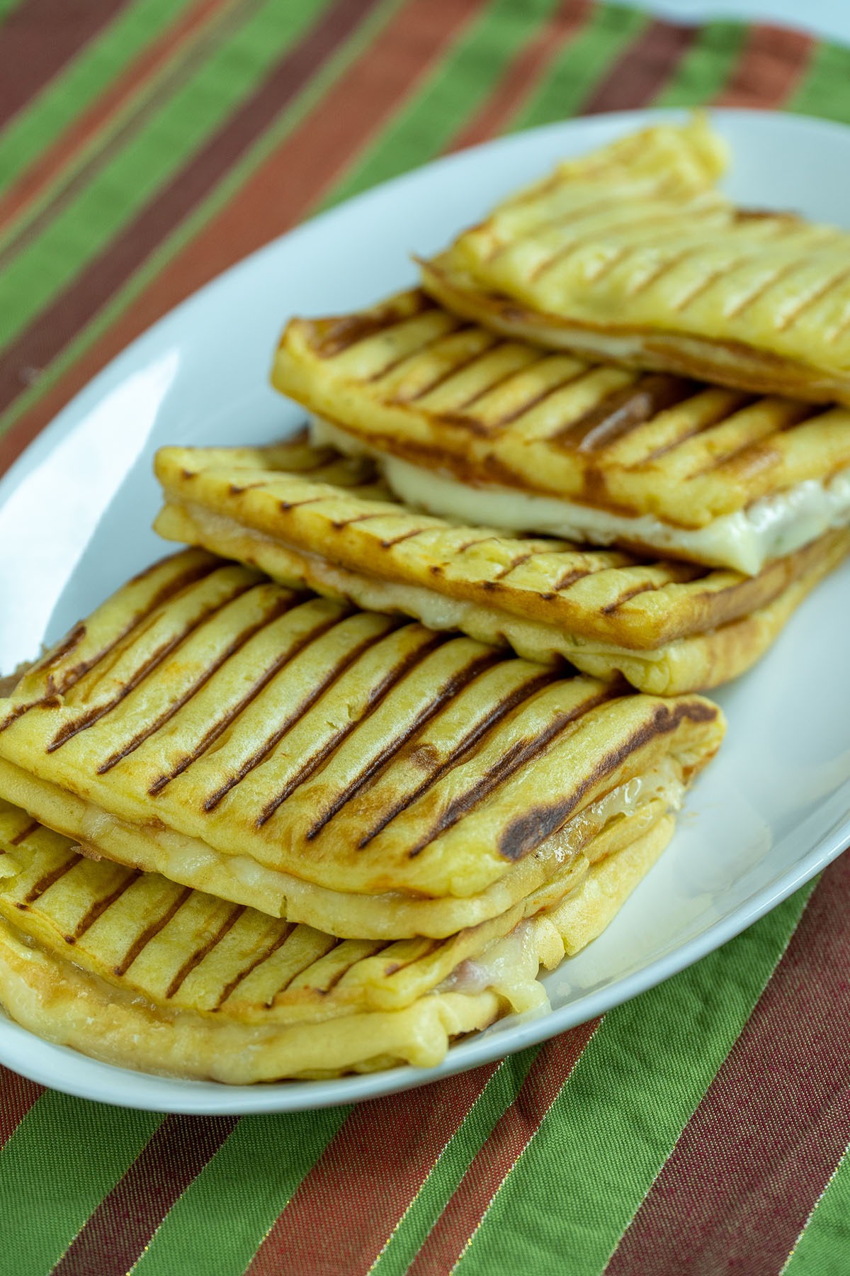 Empratamento lanche de liquidificador com presunto e queijo.