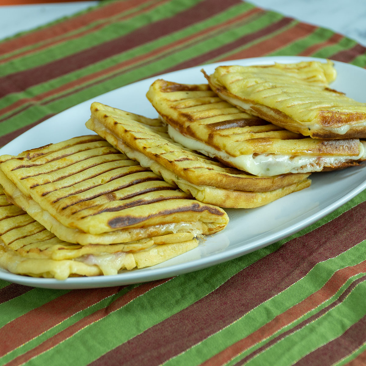 Empratamento lanche de liquidificador com presunto e queijo.