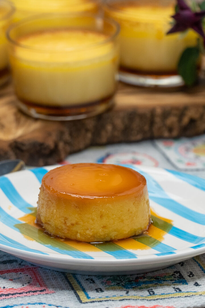 Empratamento pudim de creme de leite sendo servido.