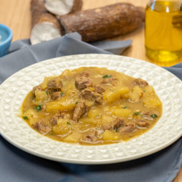 Empratamento quibebe de mandioca com carne pronto.