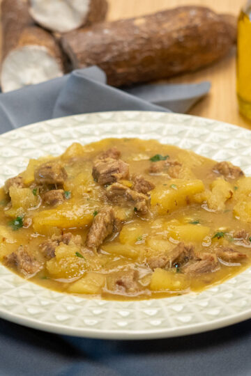Empratamento quibebe de mandioca com carne pronto.