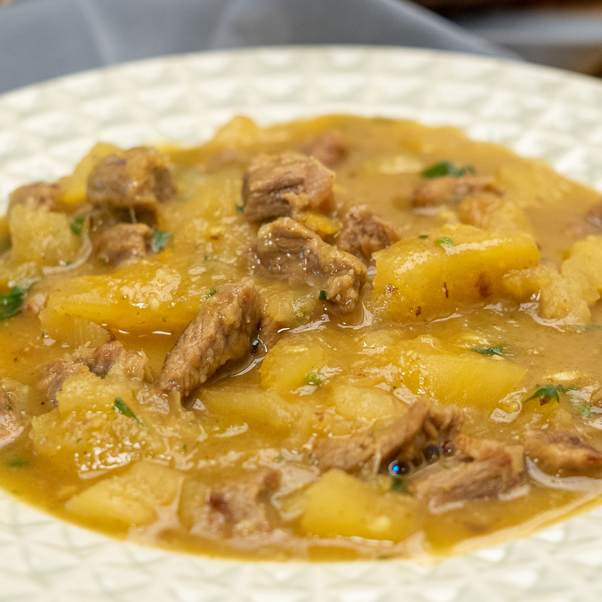 Empratamento quibebe de mandioca com carne pronto.