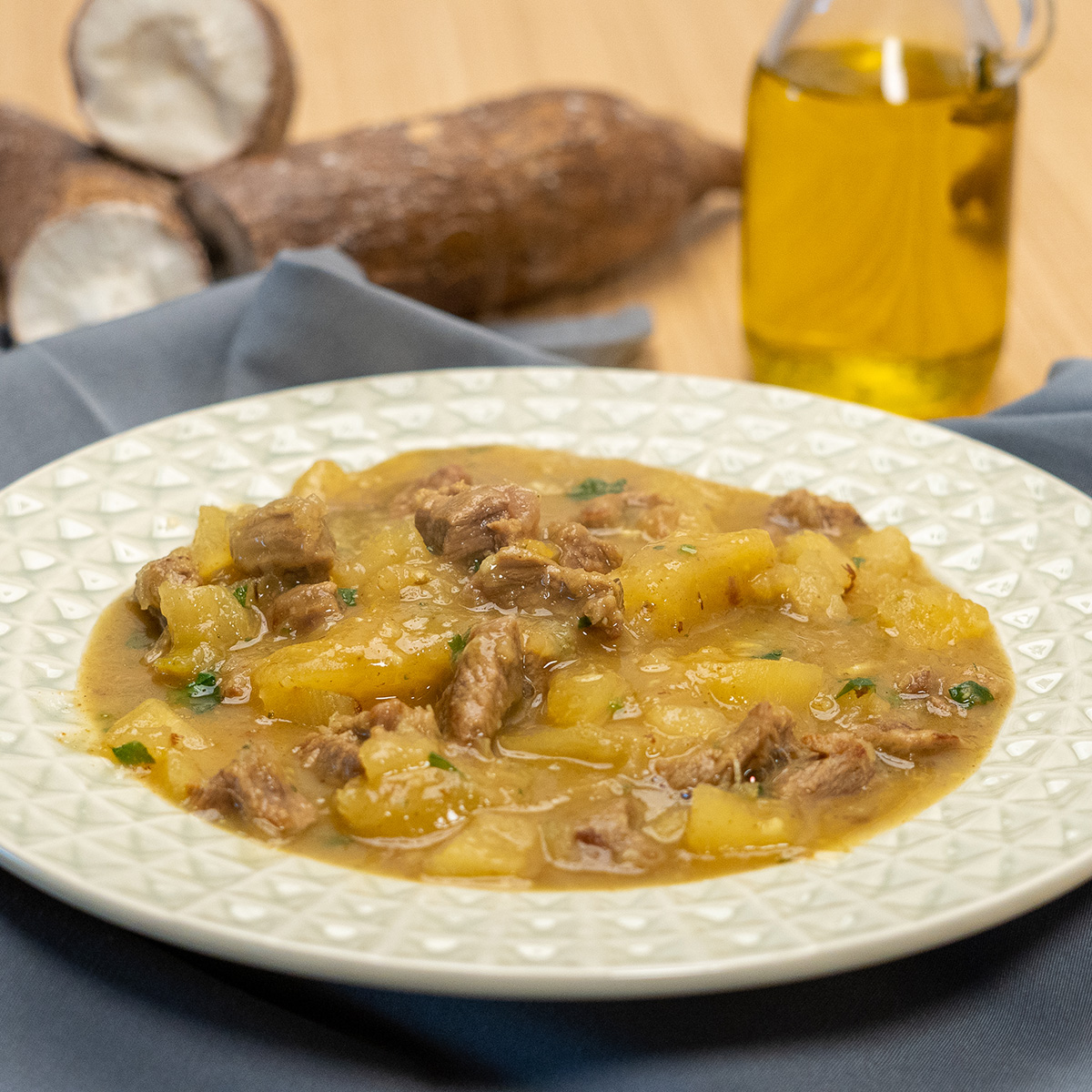 Empratamento quibebe de mandioca com carne pronto.