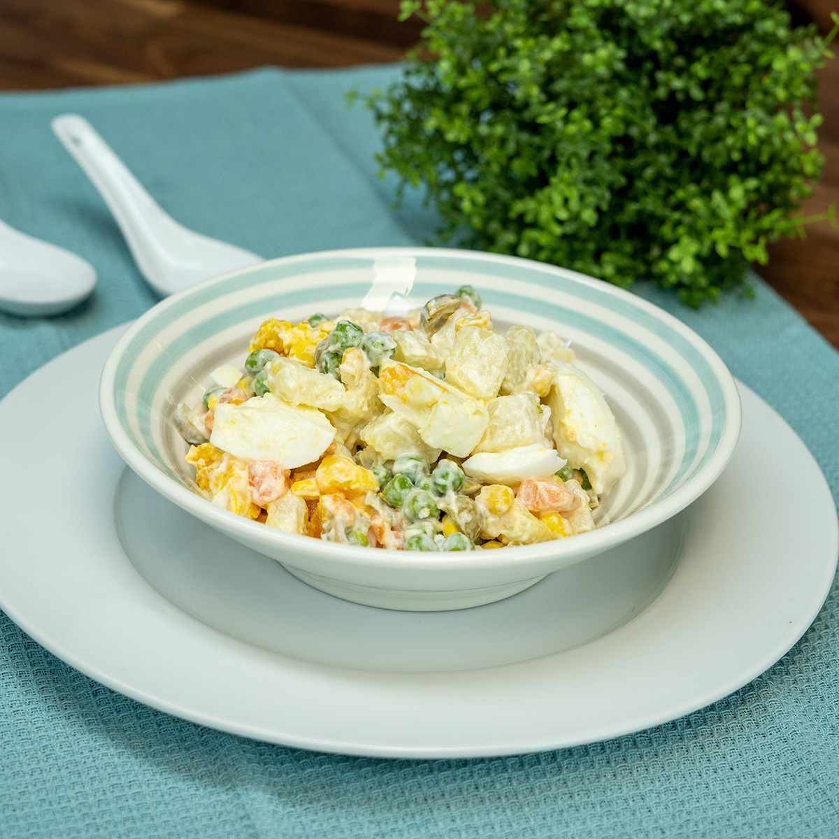 Empratamento salada de maionese com legumes e ovos.