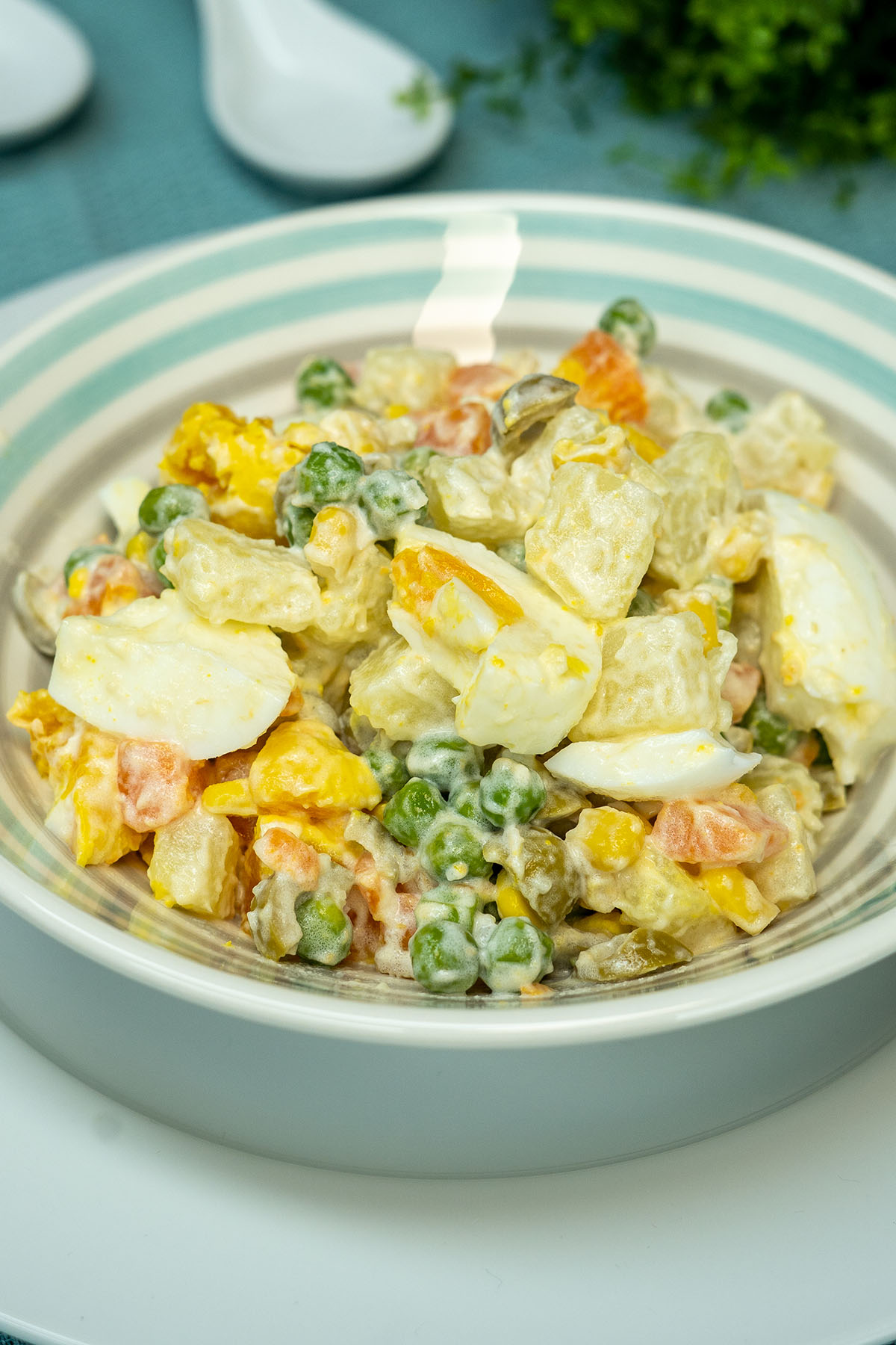 Empratamento salada de maionese com legumes e ovos.