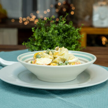 Empratamento salada de maionese com legumes e ovos.