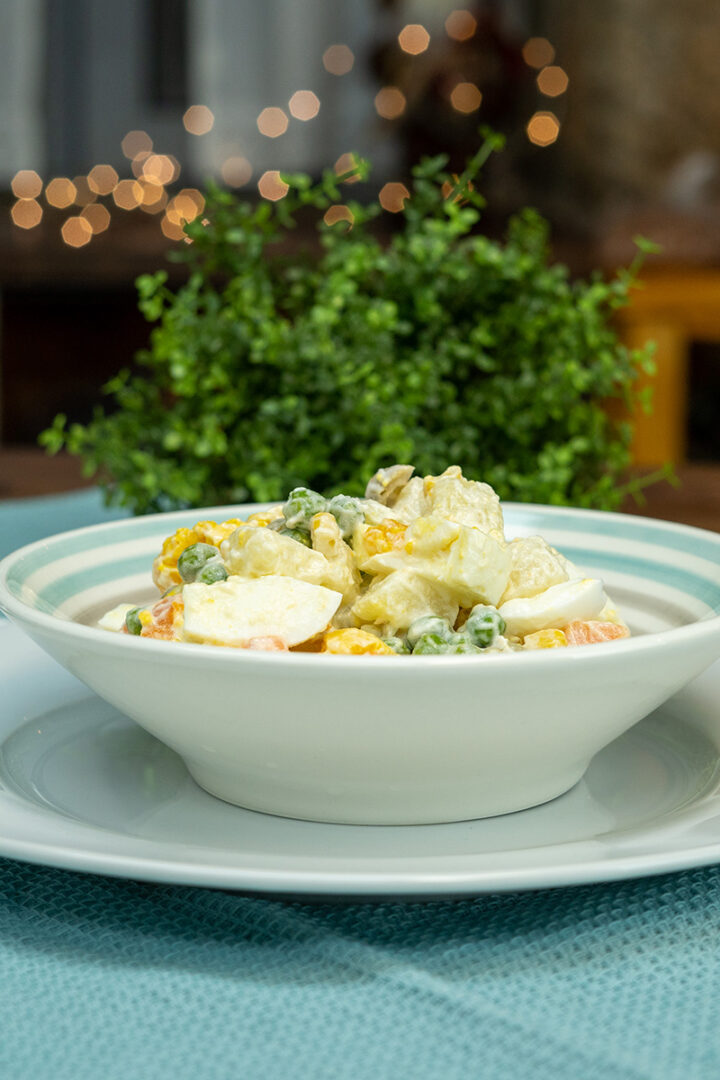 Empratamento salada de maionese com legumes e ovos.