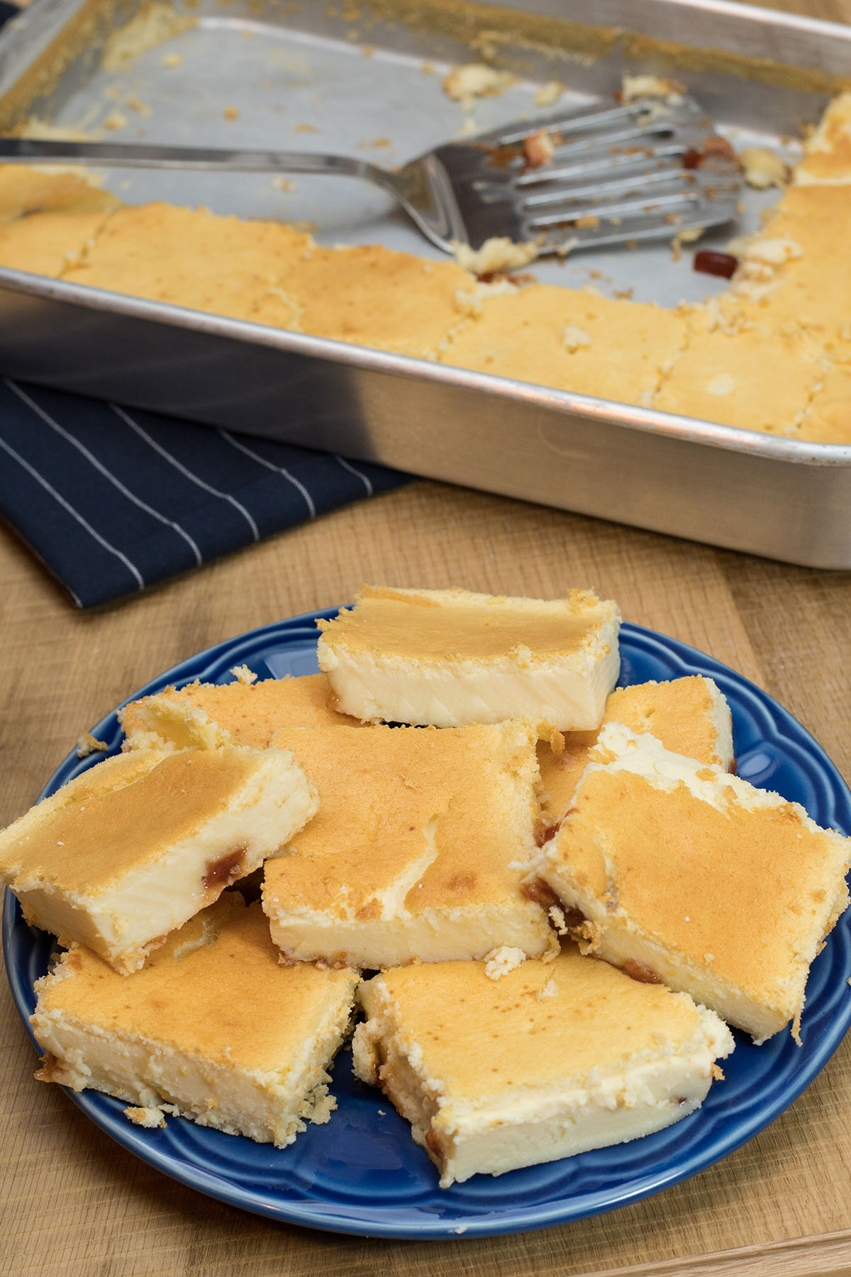 Empratamento torta de ricota com goiabada sendo servida em fatias.