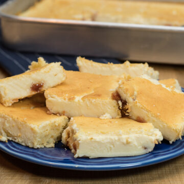 Empratamento torta de ricota com goiabada sendo servida em fatias.
