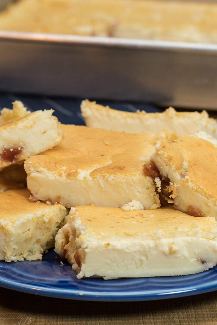 Empratamento torta de ricota com goiabada sendo servida em fatias.